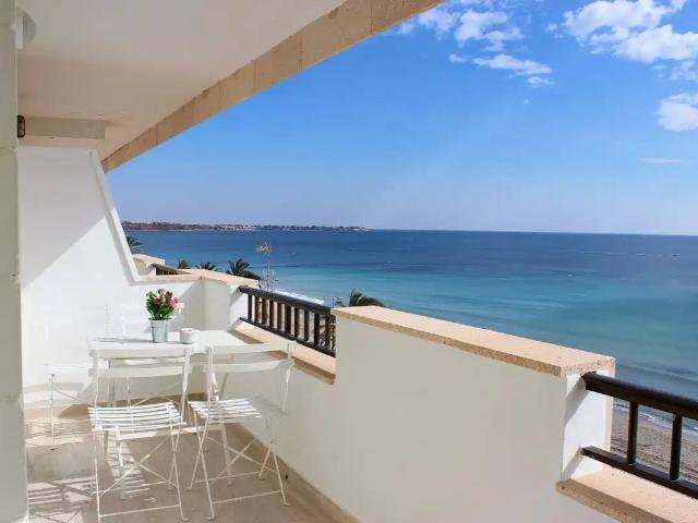 Directamente frente al mar, este apartamento bellamente refo. 96m² Mil Palmeras