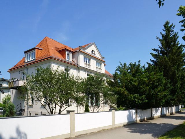 Direkt am Großen Garten: 3 Balkone + Stellplatz + EBK mgl.