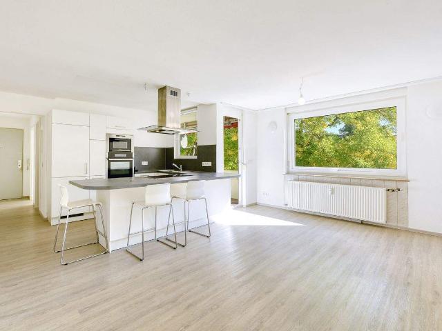 direkt im Einkaufszentrum modernisiert & bequem 1. OG mit Ost Balkon inkl. EBK, Hobbyraum & Kfz Außenstellp.