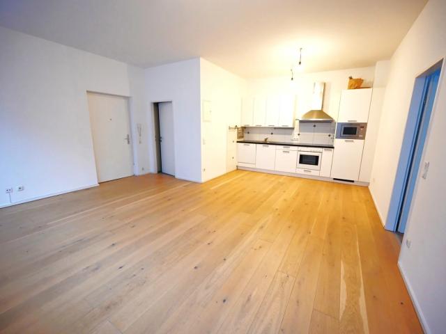 Direkt im Zentrum 2 Zimmer Wohnung mit großem begehbaren Schrank für Singles oder Pärchen