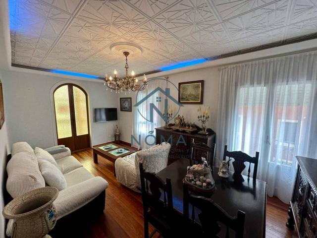Distinción y elegancia en una vivienda cuidada con luz natural