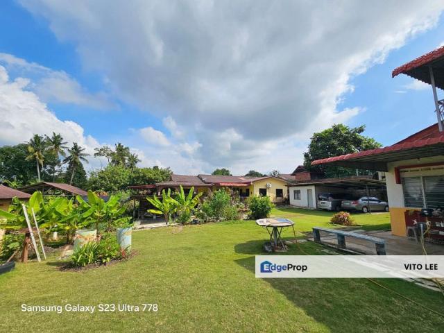 Discover this stunning detached bungalow with a massive garden, sitting on approximately 14,000 sq.ft. of land!