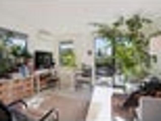 Discover Your Trendy, Sun Soaked Peninsula Retreat