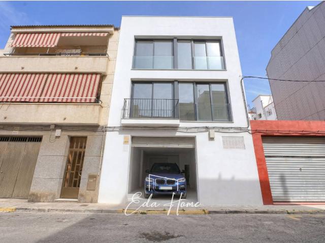 Diseña tu hogar ideal: adosada luminosa con terrazas en zona demandada de Les Roquetes