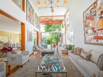 Diseño y Confort: Residencia Premium en Urbanización El Cortijo