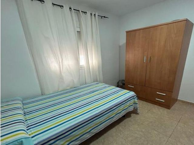 ¡Disfruta del Verano en Este Magnífico Piso con Vistas en Roquetas de Mar!