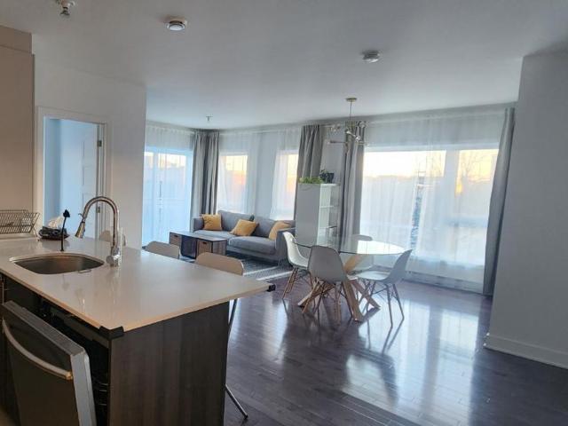 Dispo le 1er oct 2026 Magnifique Condo 2 chb Tout Équipé & meublé Stationnement Intérieur !