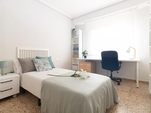 DISPONIBLE PARA SEPTIEMBRE DE 2026. HABITACIÓN PARA ESTUDIANTES SOLO CHICAS