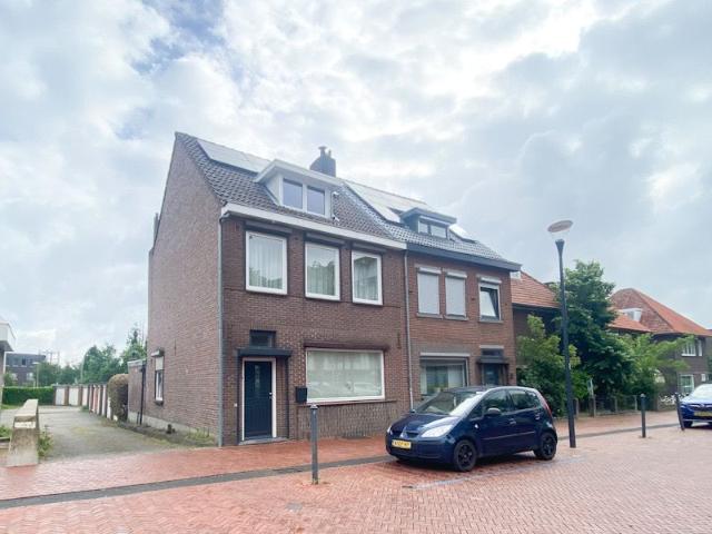Dit mooie halfvrijstaande huis met 3 slaapkamers ligt in het hart van het centrum van Brunssum. HQNATO op slechts enkele minuten verwijderd en dicht bij het stadspark