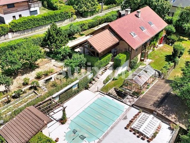 Divonne les Bains – Maison de caractère avec piscine et fort potentiel