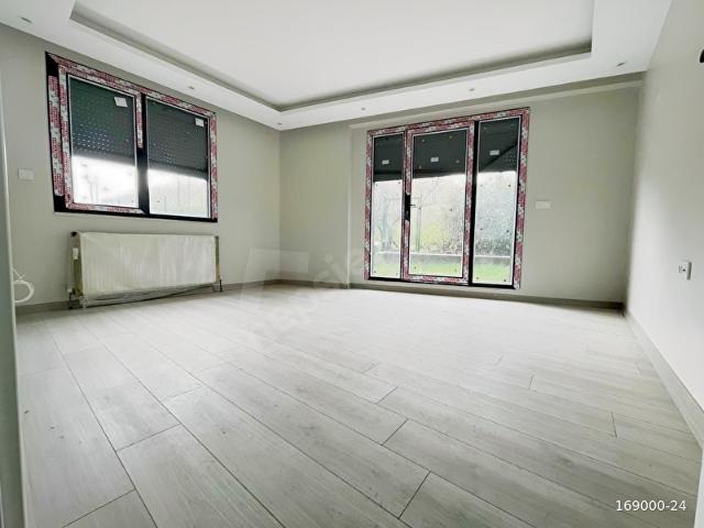 DOĞA İLE İÇ İÇE ÖNÜ KAPANMAZ OTOPARKLI PANJURLU 2+1 BAHÇE KAT