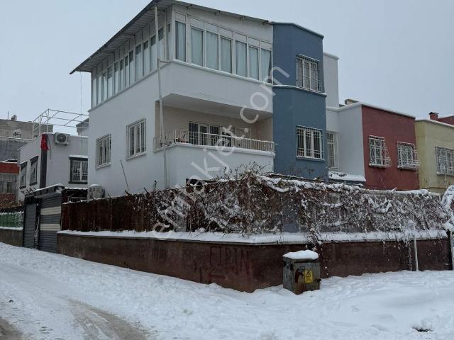 Doğan Emlak'tan gazikent'te Bakımlı Köşe Cepheli Dubleks 5+1