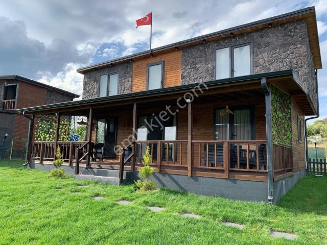 Doğanın Kalbinde Ahşap Yapıda Full Eşyalı Dubleks Sıfır Villa