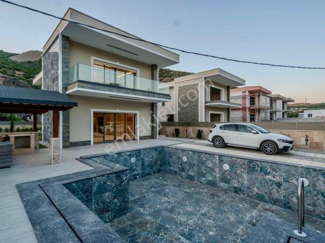 Doğayla İç İçe, 4+1 Özel Havuzlu Modern Müstakil Villa