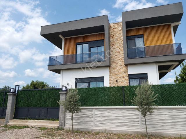 Döşemealtı Altınkalenin En Prestijli Yatırımlık 5+1 Köşe Müstakil Villalarından Biri Satışta !