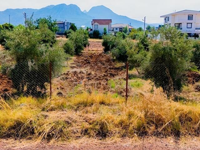 DÖŞEMEALTI ORTA MAHALLESİNDE 538 m2 KÖŞE PARK CEPHELİ ARSA