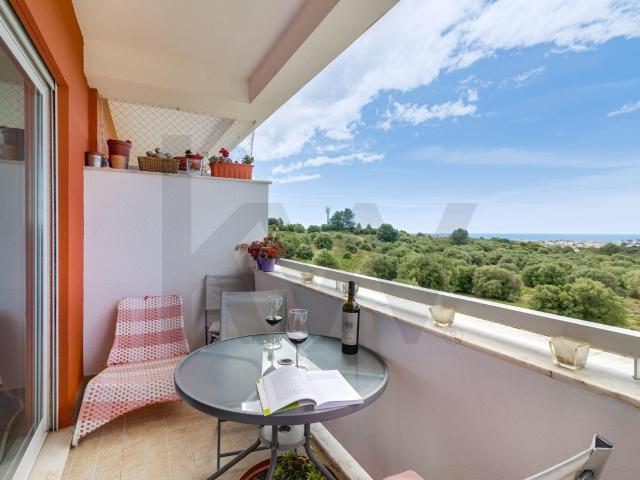 Do sol do meio dia ao mar no horizonte — uma casa que não precisa de cortinas