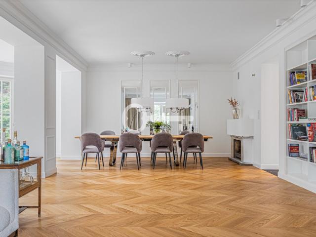 Do sprzedania luksusowa willa 400 m² po remoncie w Bielawie