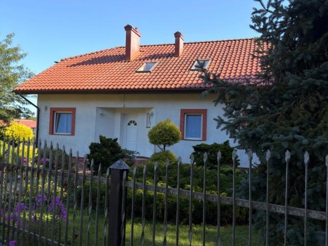 Do sprzedania przestronny dom 178 m² z 2 stawami i 2700 m² zieleni