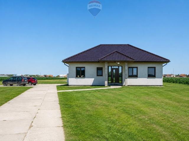 Do sprzedania przestronny dom 204 m² z dużą działką w Magdalenkach