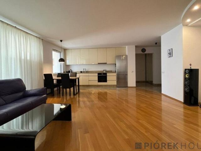Do sprzedania przestronne 116,8 m² mieszkanie z tarasem w Warszawie