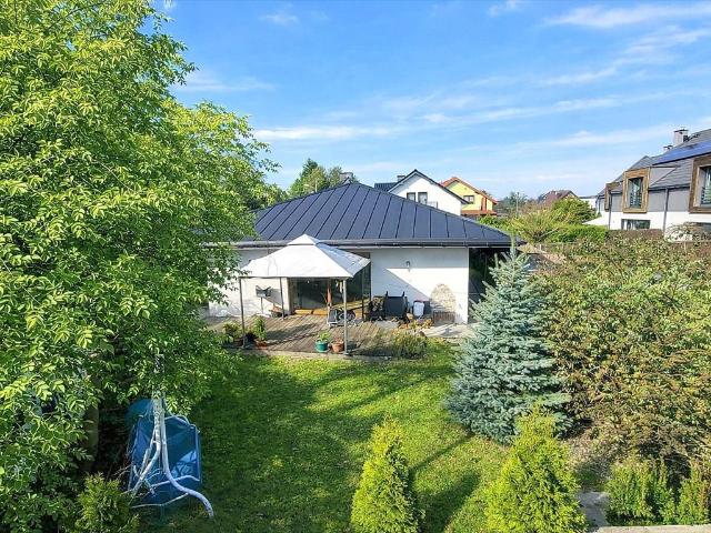 Dom 160 m2 z ogrodem, kominkiem i trzema budynkami gospodarcymi