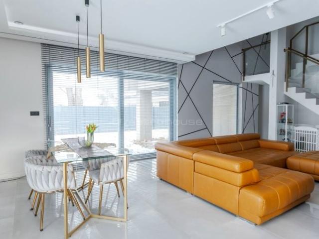 Dom 199 m², Stasi Las