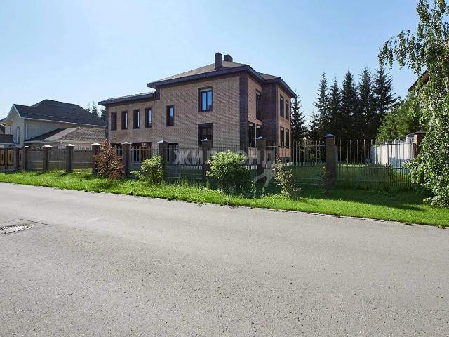 Дом 360 м2 на участке 8 сот