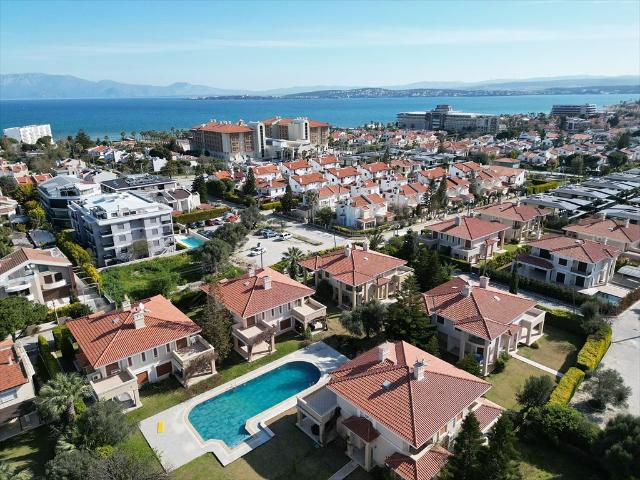Dom bliźniaczy z prywatnym ogrodem i basenem w Çeşme