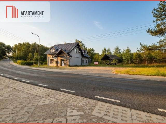 Dom handlowo usługowy z 2 piętrami i 3 wejściami