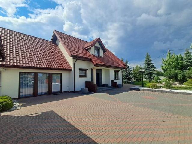 Dom jednorodzinny z ogrodem zimowym działką 3818m2 – Czartki
