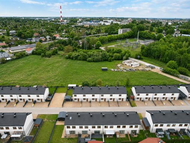 Dom szeregowy z 2023 r. na nowym osiedlu Barwicka