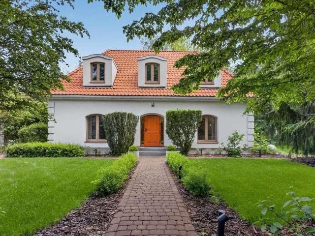 Dom po remoncie z ogrodem i garażem w Konstancinie
