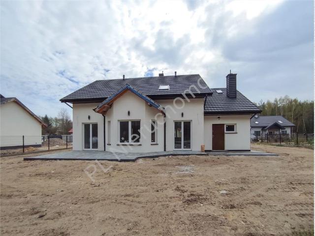 Dom w lesie z dużą działką i garażem