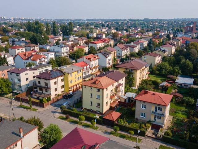 Dom z 3 niezależnymi mieszkaniami, garaż, dochód 54 tys zł
