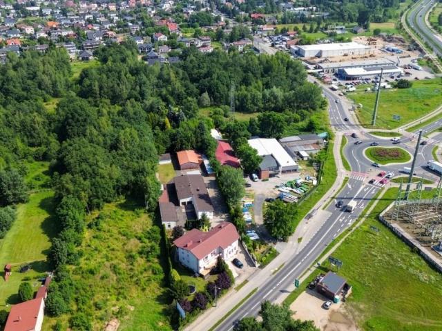 Zapraszam do obejrzenia domu z działką 8403 m² z funkcjami mieszkalnymi, usługowymi i magazynowymi