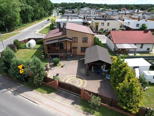 Do sprzedania przestronny dom z garażem i tarasem w Margoninie
