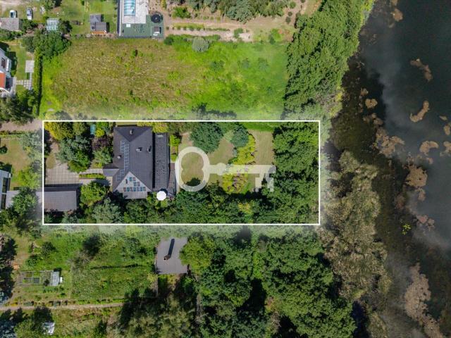 Dom z linią jeziora, taras 135 m², garaż 4 auta