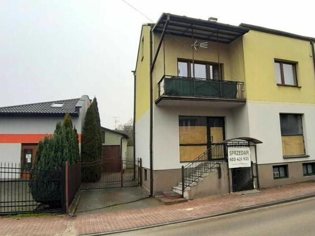 Dom, z lokalami komercyjnymi i in