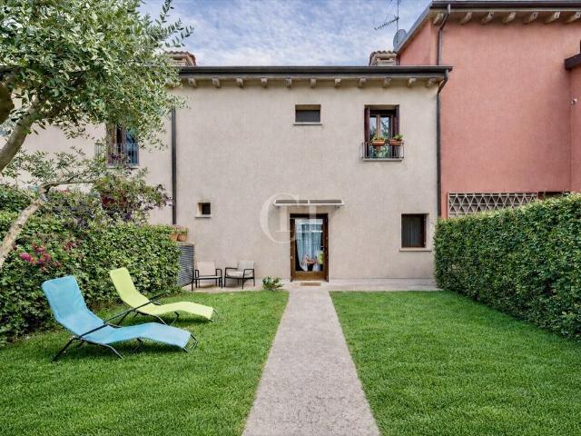 Dom z ogrodem i basenem w Peschiera del Garda