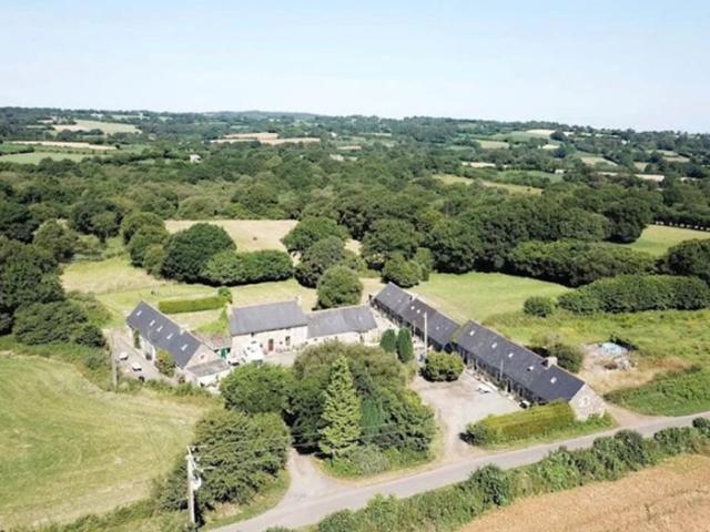 Domaine avec 10 locaux à usage d’habitation, dépendances, 6 emplacements de camping et un étang sur 1,8 hectares