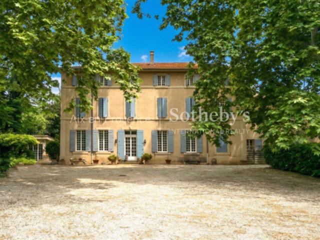 DOMAINE AVEC 4 MAISONS DONT UNE BASTIDE