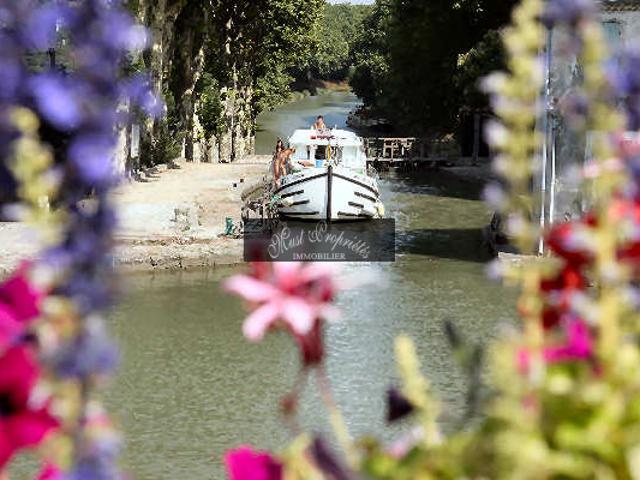 DOMAINE AVEC 6 LOGEMENTS FACE AU CANAL