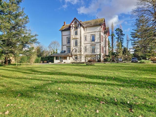 Domaine avec Château et dépendances