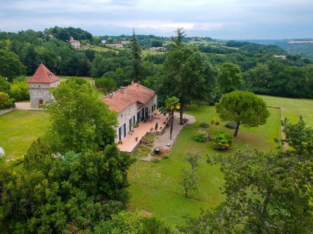 Domaine avec deux habitations au cœur du village historique. 338m² Prayssas