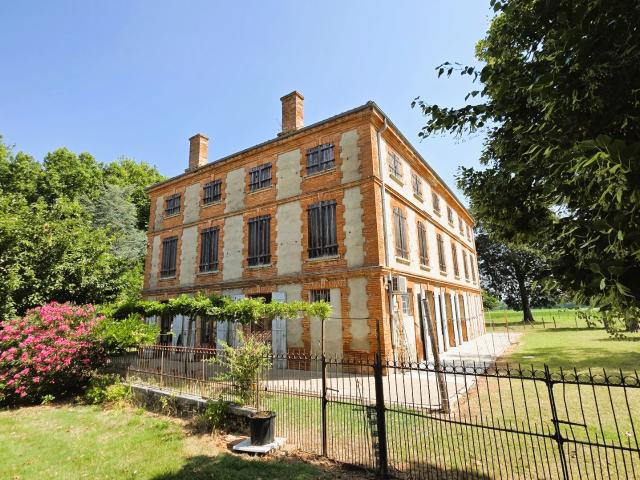 Domaine avec Maison de maître à restaurer et dépendances