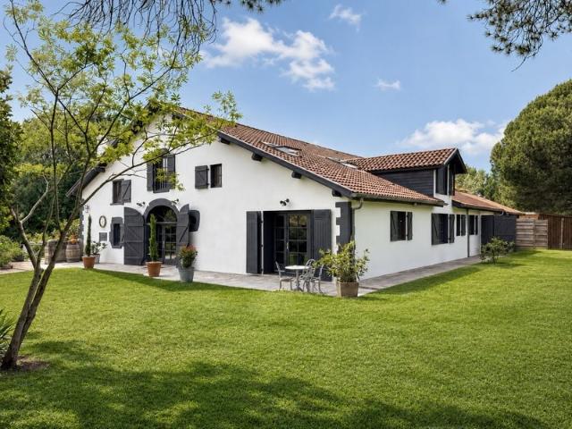 Domaine avec maison, 3 gîtes en activité, piscine et 7 ha 408m² Peyrehorade