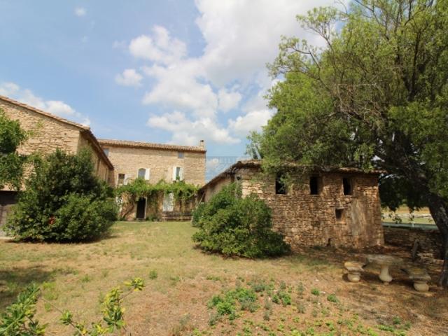 Domaine à restaurer en vente avec 6 hectares de vignes situé au pied du village de Gordes en Luberon