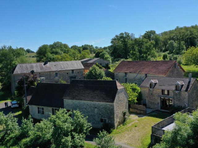 DOMAINE AGRICOLE AVEC GITES, PISCINE ET 21ha