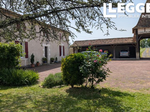 Domaine charentais privé sans voisins avec pigeonnier, cour intérieure, dépendances à 7 min de Barbezieux